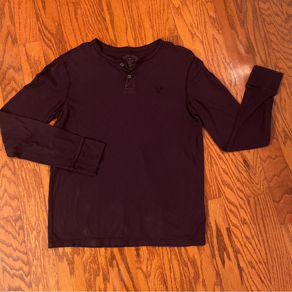 American Eagle Small men’s burgundy, henley long sleeve shirt.